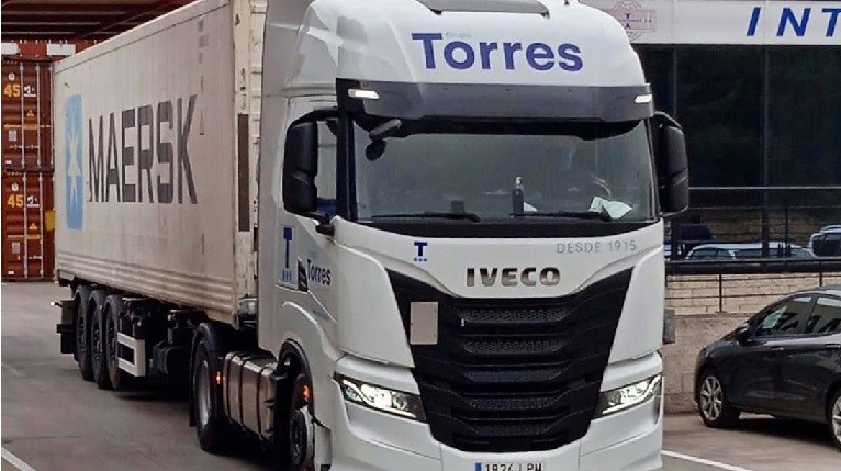 Grupo Torres, dos chóferes tráiler transporte contenedores puerto de Barcelona. - Foro Transporte