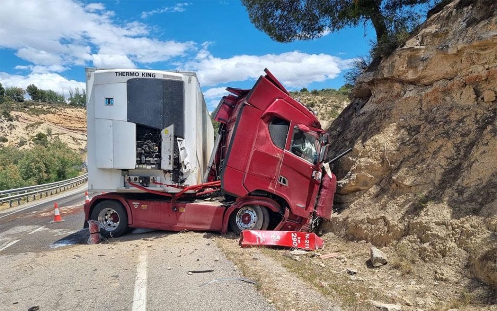 accidente camion caspe mequinenza n211 17 05 24 1