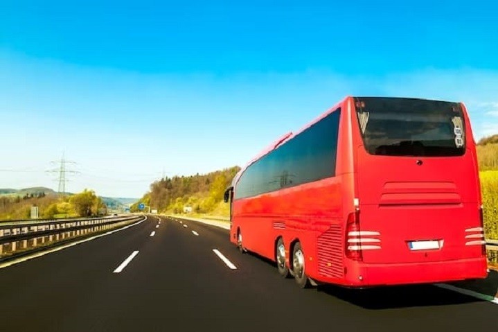 toeristische bus op asfalt snelweg weg in mooie lente op platteland 127089 9300 1