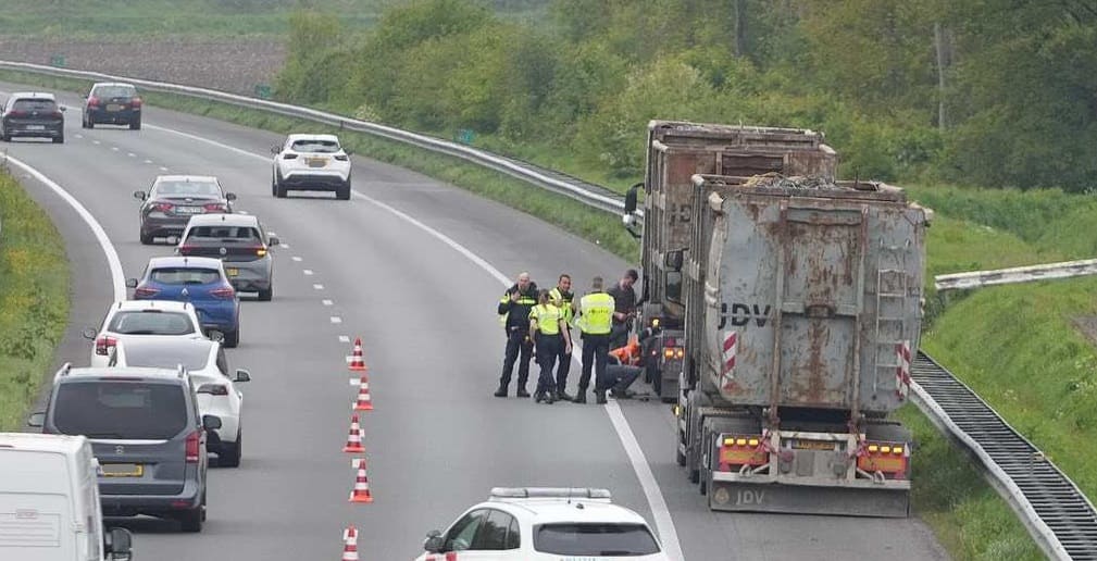 Vrachtwagen met pech 260424001 1