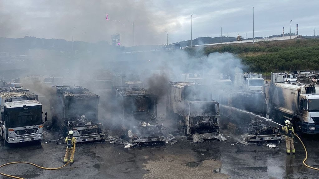 seis camiones calcinados tras el incendio en una parcela al aire libre perteneciente a prezero df7b